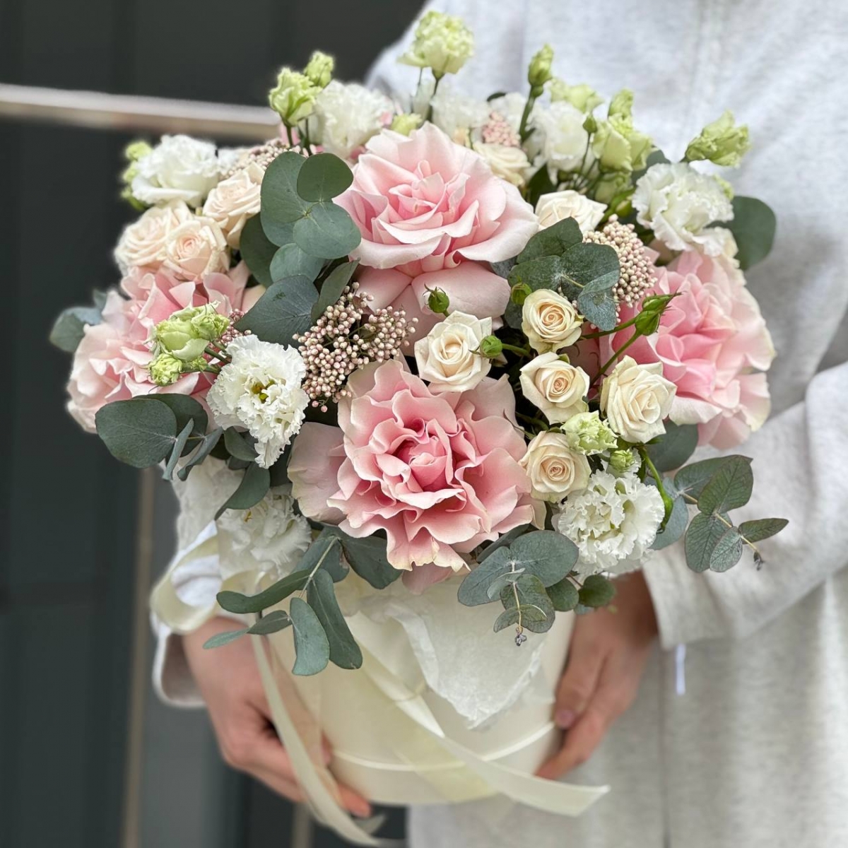 Интерьерная композиция из живых цветов