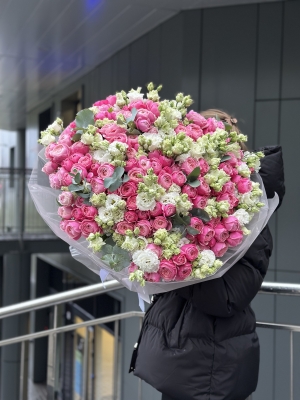 Какие цветы подарить девушке: советы флориста