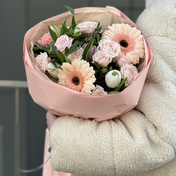 Букет Вивьен из герберы, кустовой розы, тюльпанов и альстромерии