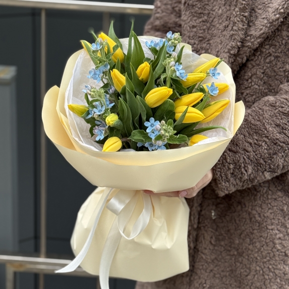 Букет Калейдоскоп весны из желтых тюльпанов и оксипеталума