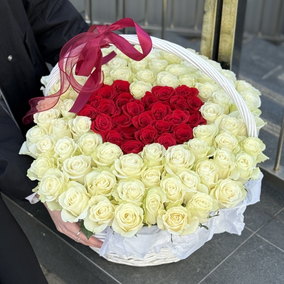 Корзина Сердце из 101 красной и белой розы