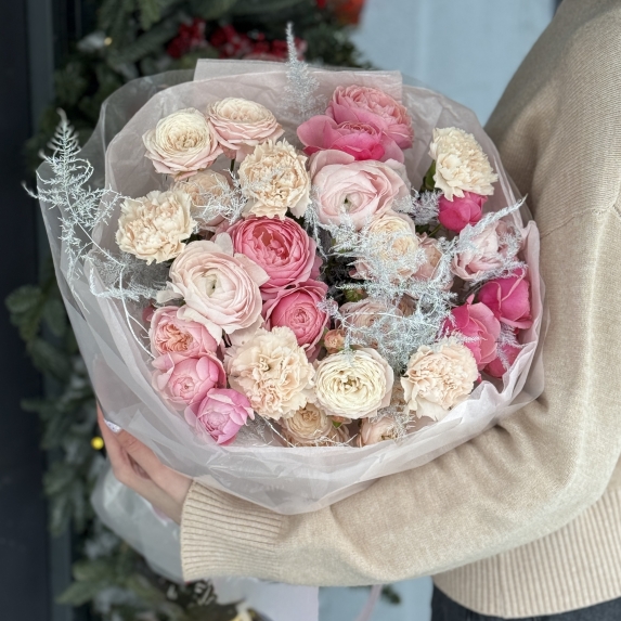 Букет Мягкий шелк из ранункулюсов, роз, диантусов и аспарагуса