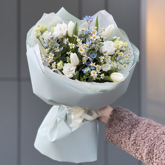 Букет Чистая любовь из эустомы, танацетума, тюльпанов и оксипеталума