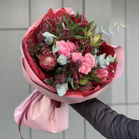 Букет Винный Конфи из протеи, леукодендрона, роз, скиммии и альстромерий