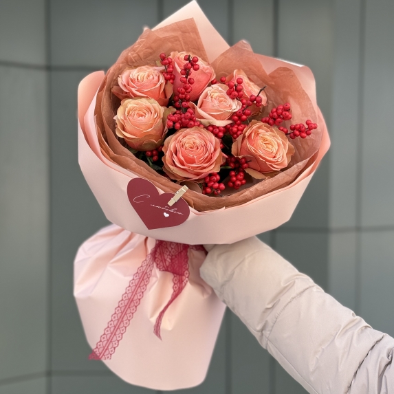 Букет Красочные грезы из роз сорта Кахала и илекса