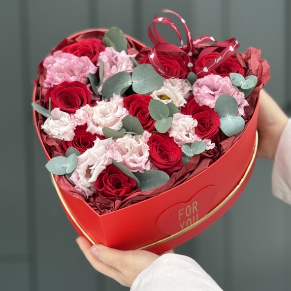 Сердце Люблю из красных роз, эустомы и эвкалипта