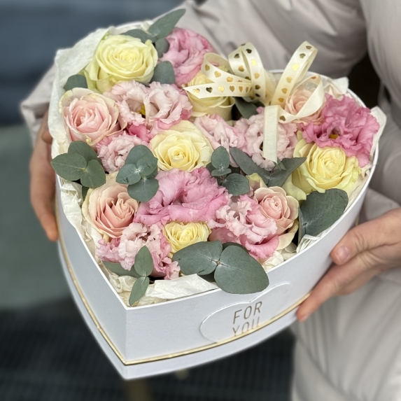 Коробка Сердце Нежное признание из роз, эустомы и эвкалипта