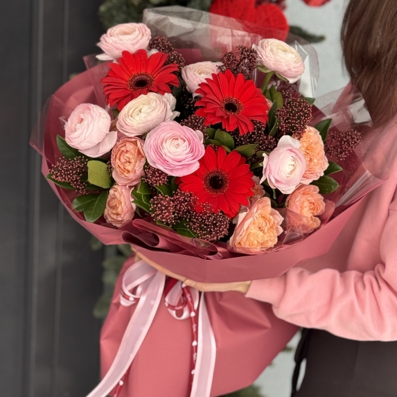 Букет Безграничная страсть их гербер, ранункулюсов, кустовой розы и скиммии