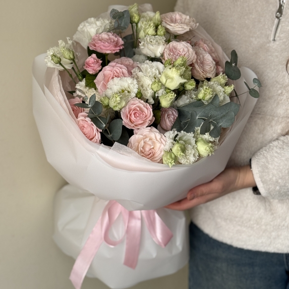 Букет Для самой любимой из кустовых роз, эустомы и эвкалипта