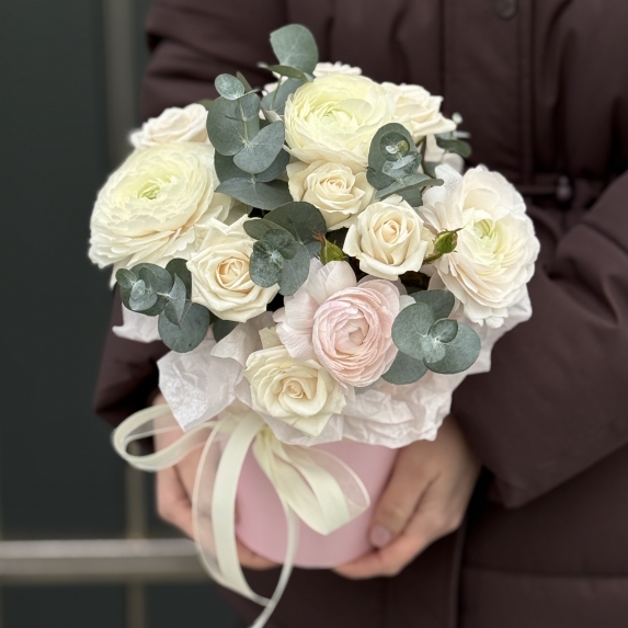 Композиция Цветочный комплимент из ранункулюсов, кустовой розы и эвкалипта