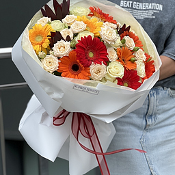 Букет Карнавал из гербер, леукодендрона, одноголовой и кустовой розы