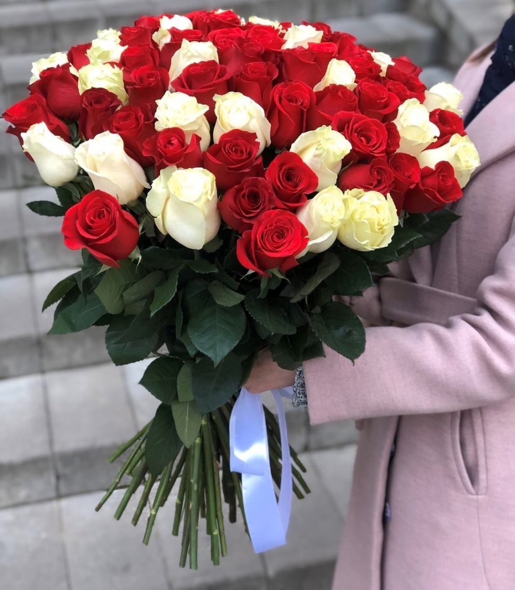 Букет Влюбленный взгляд из красных и белых роз