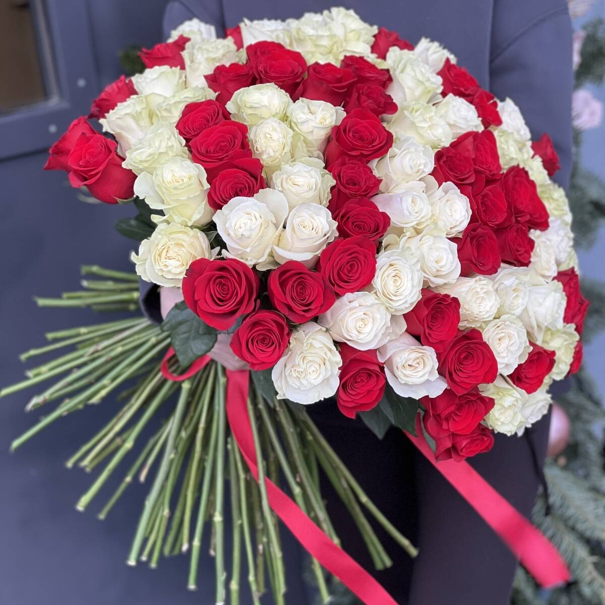 Букет Влюбленный взгляд из 101 красной и белой роз