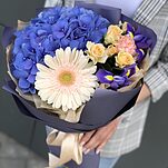 Букет из гортензии, герберы, ирисов и кустовой розы Паола