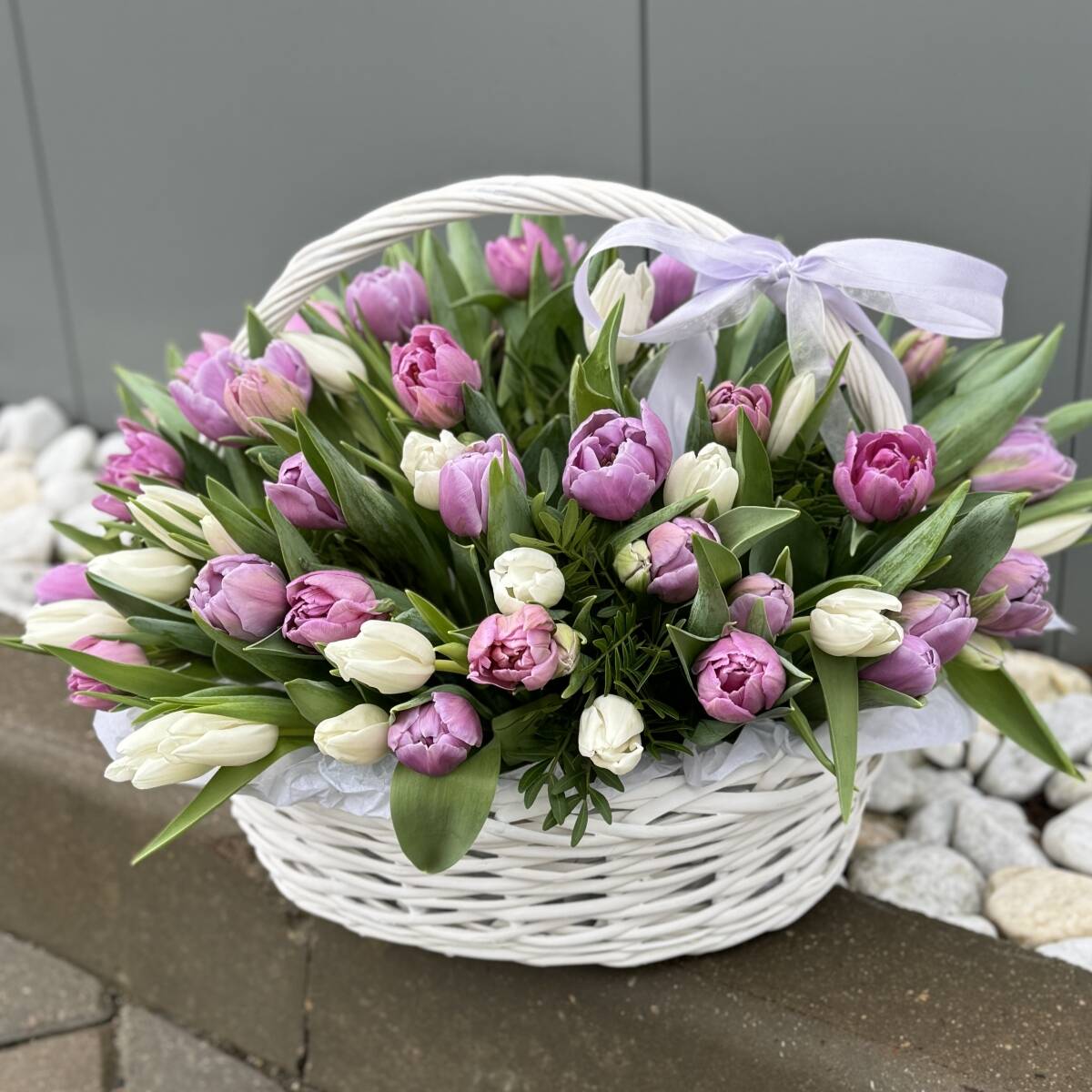 Корзина Моника из белых и фиолетовых тюльпанов