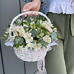 Корзина Моя Нежная с розовыми розами и альстромерией