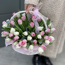 Корзина Весна  из 55 белых и розовых тюльпанов