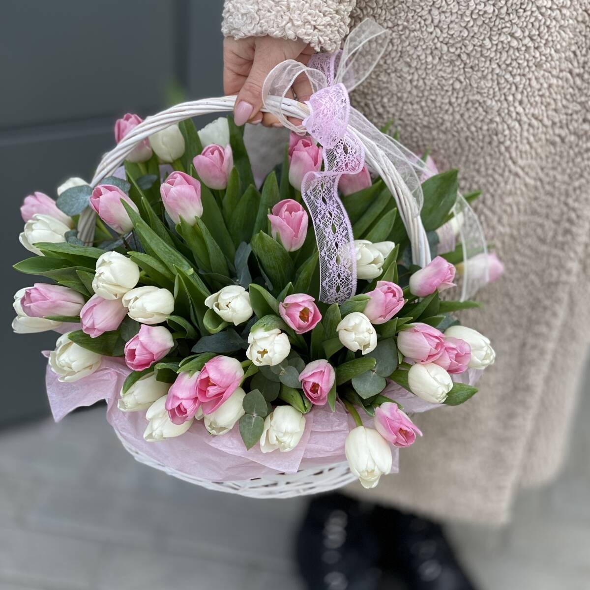 Корзина Весна  из 55 белых и розовых тюльпанов