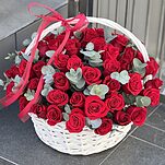 Корзина из 51 красной розы и зелени