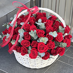 Корзина из 51 красной розы и зелени