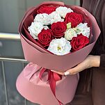 Букет Искра с красными розами и эустомой