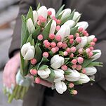 Букет из нежных белых тюльпанов и гиперикума