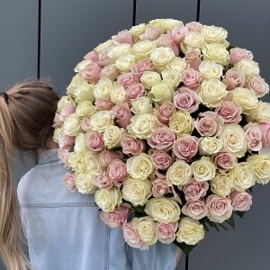 Букет из 101 белой и розовой розы