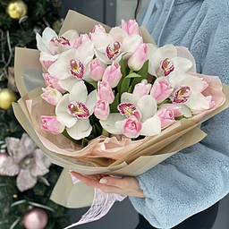 Букет Роскошь из тюльпанов и цимбидиума