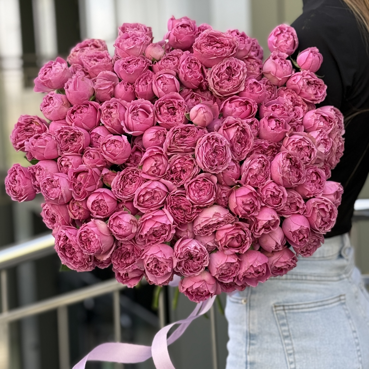 Букет Розовые сладости из 35 веток с кустовыми пионовидными розами