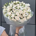 Букет Презент из эустомы и кутовых роз сорта порцелина