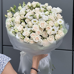 Букет Презент из эустомы и кутовых роз сорта порцелина