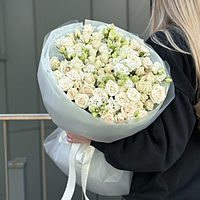 Букет Презент из эустомы и кутовых роз сорта порцелина