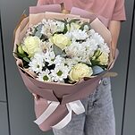 Букет Нежное прикосновение с белыми розами, хризантемами и альстромерией