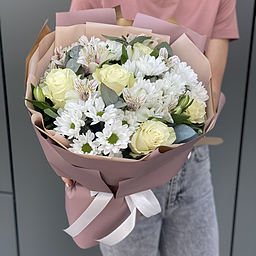 Букет Нежное прикосновение с белыми розами, хризантемами и альстромерией