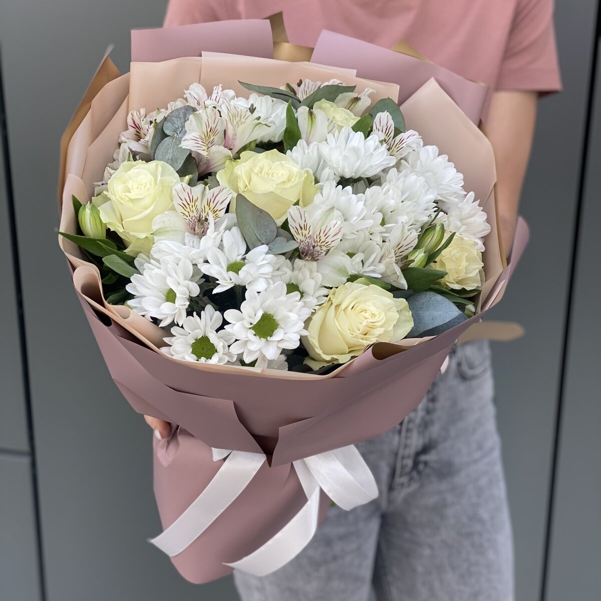 Букет Нежное прикосновение с белыми розами и хризантемами