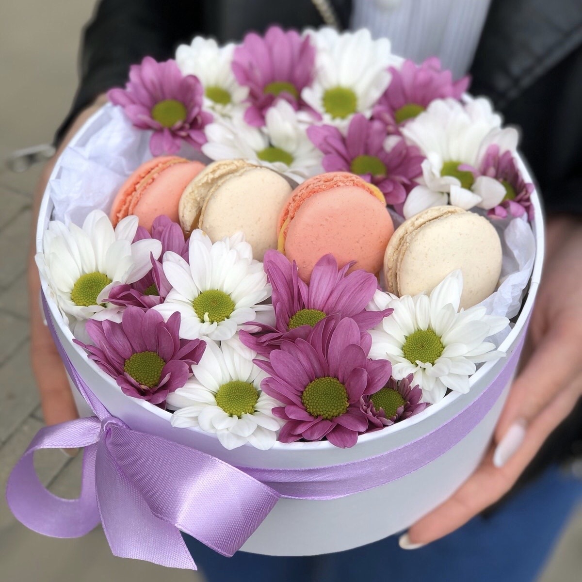 Коробочка с хризантемой и печеньем macarons Розовое и белое