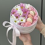 Коробочка Розовое и белое с хризантемой и печеньем macarons
