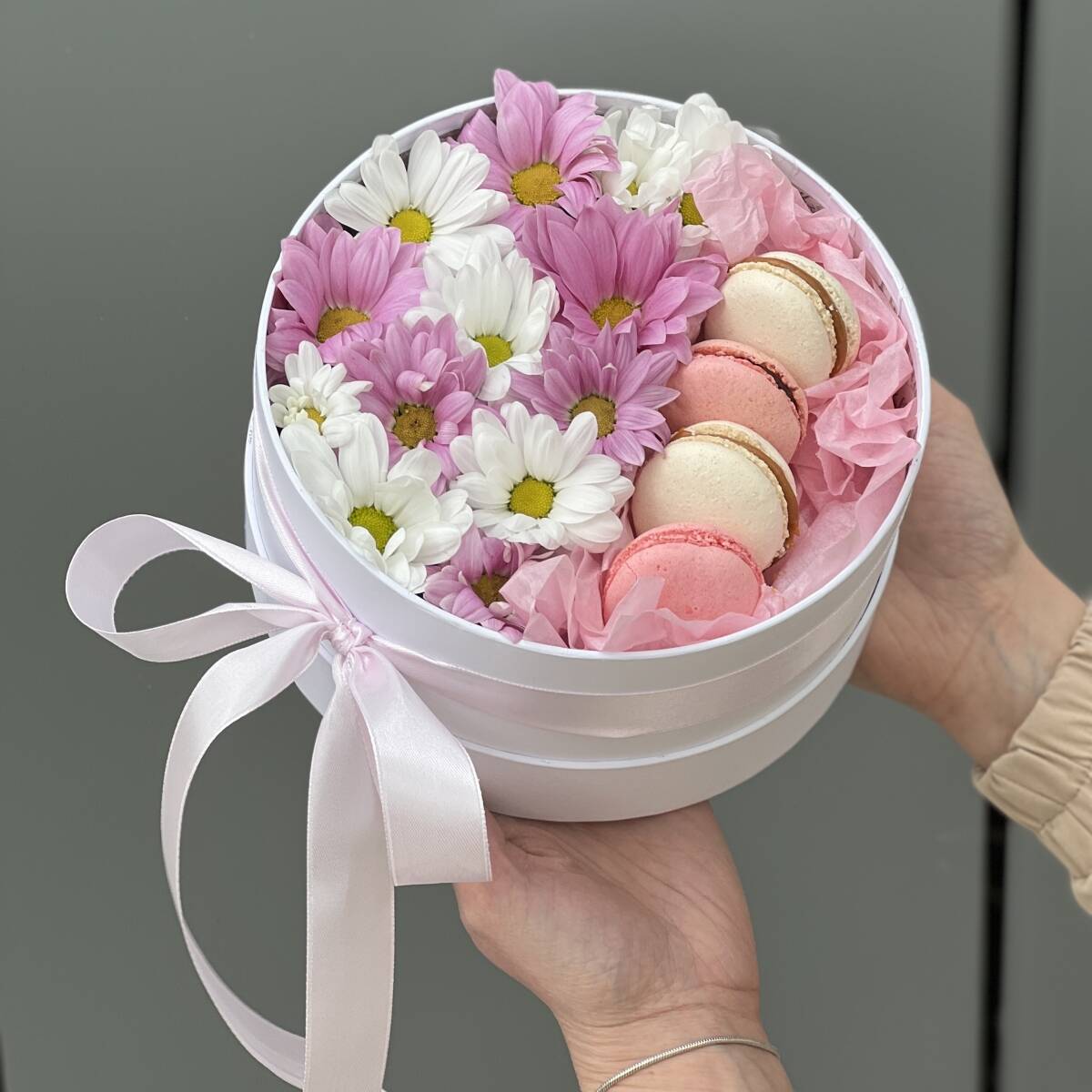 Коробочка Розовое и белое с хризантемой и печеньем macarons