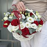 Корзина Вселенная из красных роз, эустомы и эвкалипта