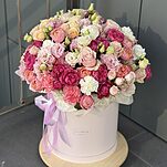 Коробка Тоскана из эустомы, кустовых и одноголовых роз, диантуса и альстромерии