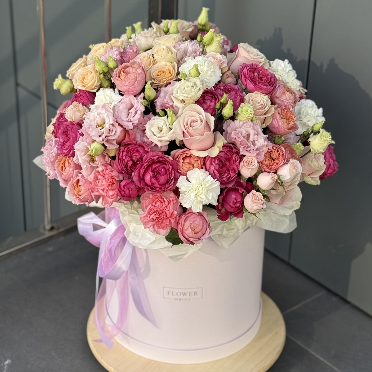 Коробка Тоскана из эустомы, кустовых и одноголовых роз, диантуса и альстромерии