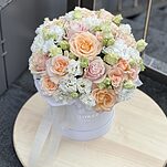 Коробка Хельсинки из кустовой розы морнинг стар, эустомы и одноголовой розы пинк мондиал