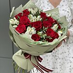 Букет Алиса в стране чудес из красных роз и альстромерии