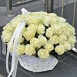 Корзина Аваланж из 65 белых роз