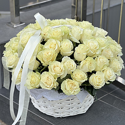 Корзина Аваланж из 65 белых роз