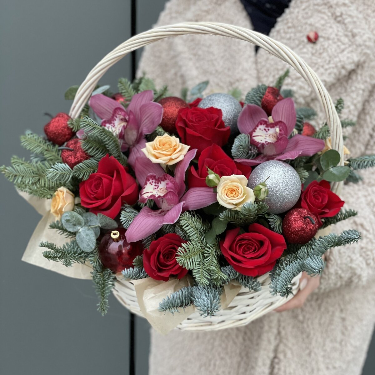 Зимняя композиция №6 с розами, цветками орхидеи и новогодним декором
