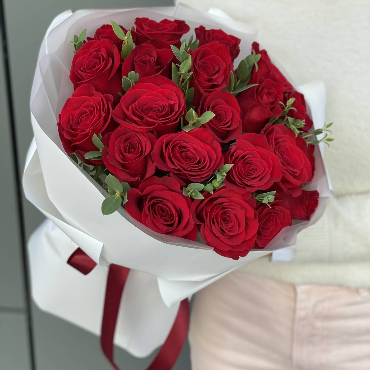 Букет Париж из 21 красной розы и эвкалипта