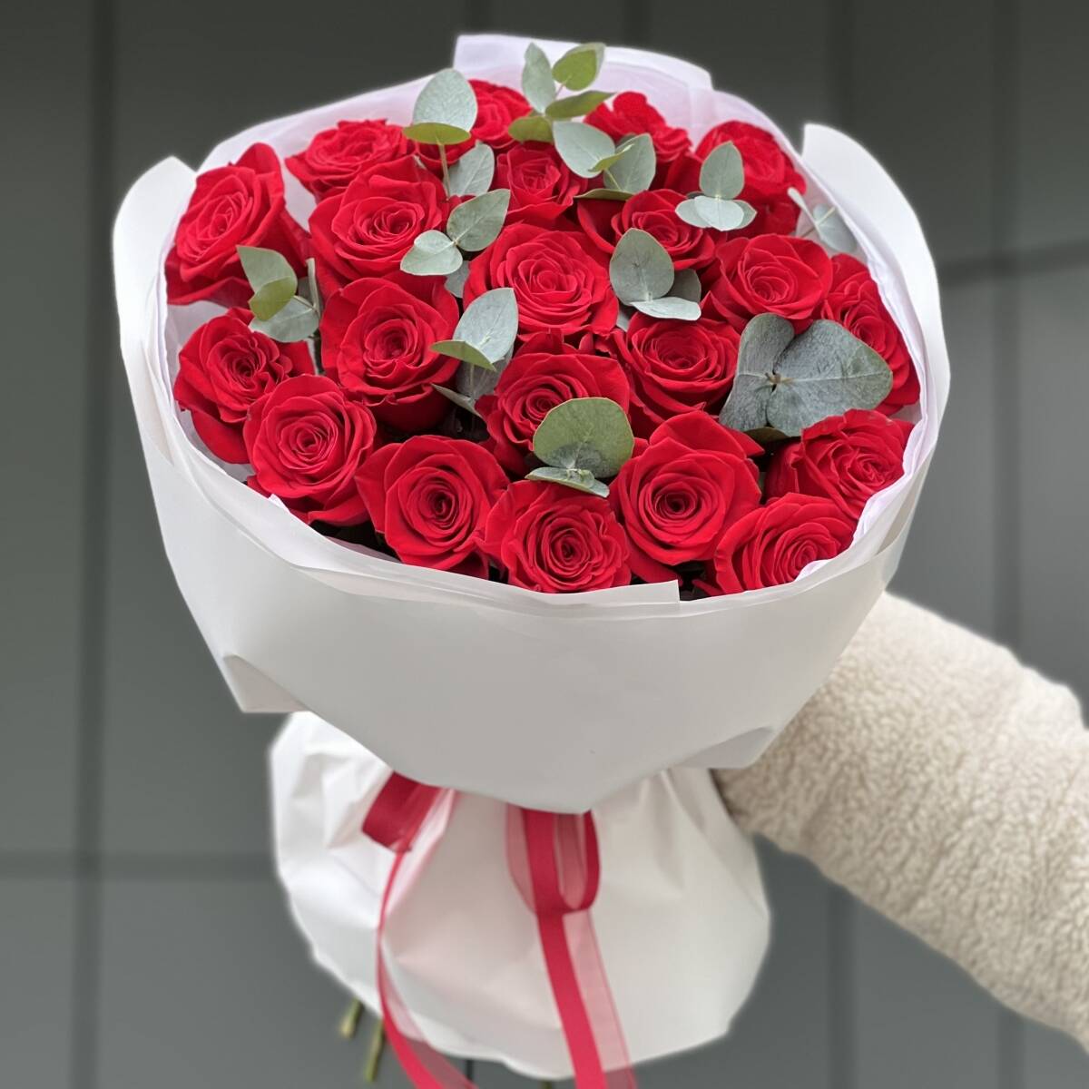 Букет Париж из 21 красной розы и эвкалипта