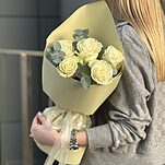 Букет Белоснежка из 5 белых роз и эвкалипта