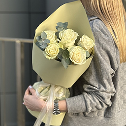 Букет Белоснежка из 5 белых роз и эвкалипта